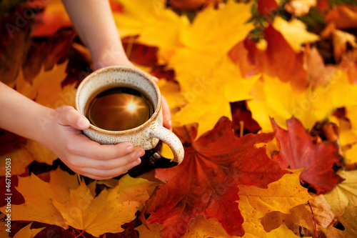 herbata w jesienny poranek, kawa o poranku i kolorowe jesienne liście, herbata jesienna