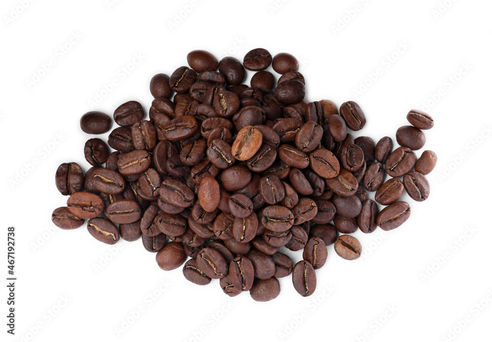 Naklejka premium Pile of roasted coffee beans on white background, top view