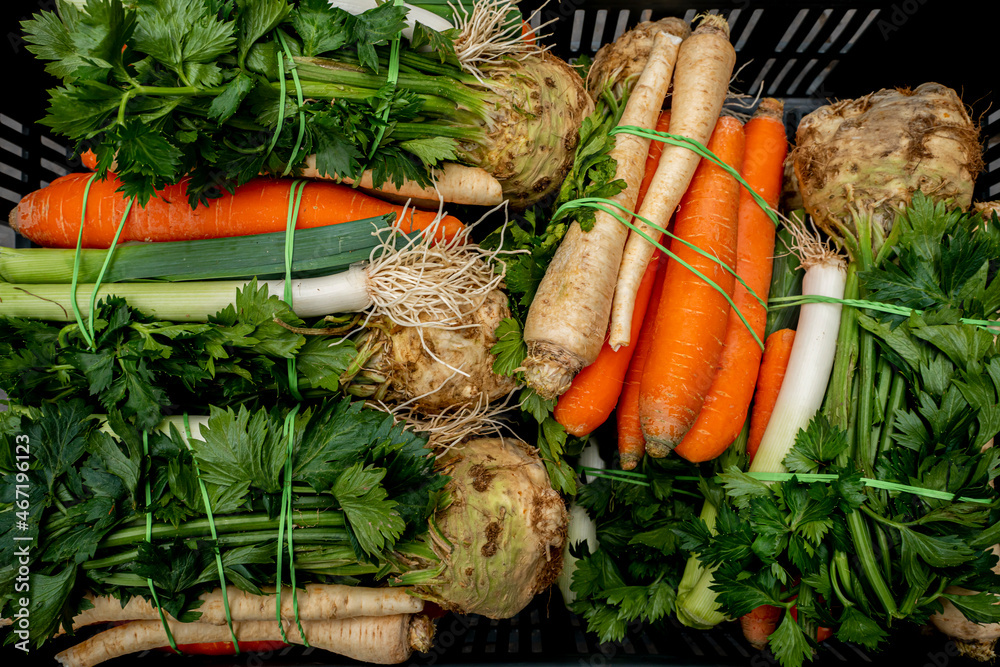 Obraz na płótnie Włoszczyzna, Warzywa przygotowane do sprzedaży,  Vegetable sets prepared for sale w salonie