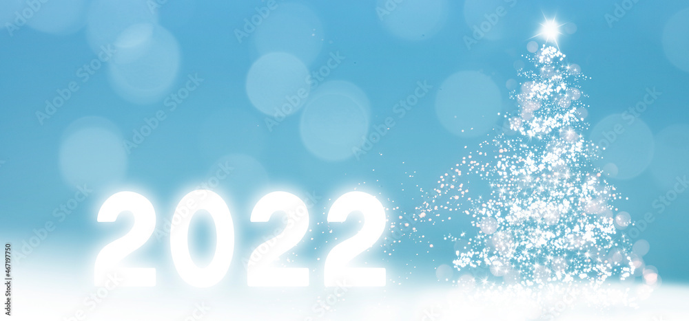 Jahreszahl 2022 mit Weihnachtsbaum vor unscharfem Blauem Hintergrund Jahreszahl 2022 mit Weihnachtsbaum vor unscharfem Blauem Hintergrund