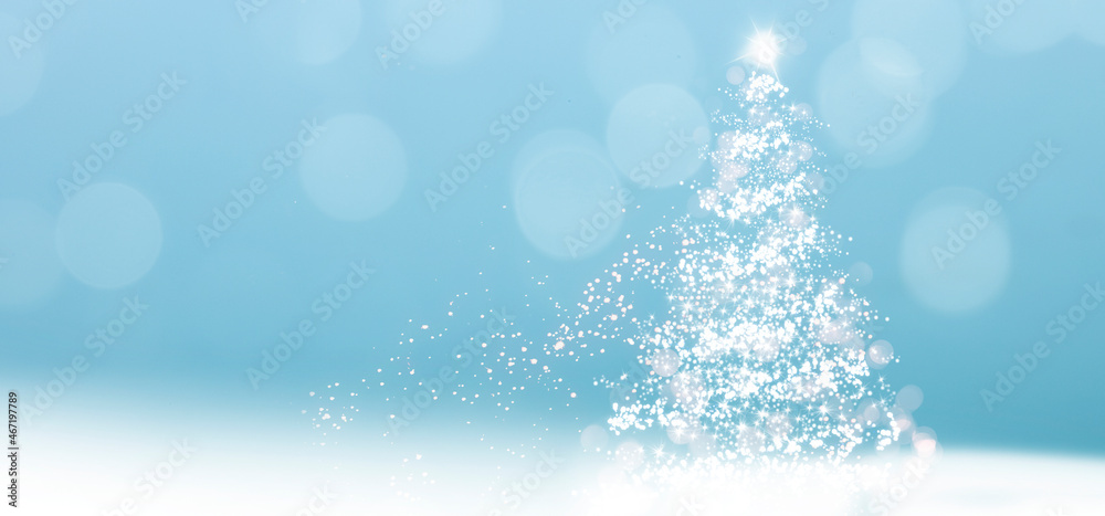 Lecuchtender Weihnachtsbaum vor unscharfem Hintergrund