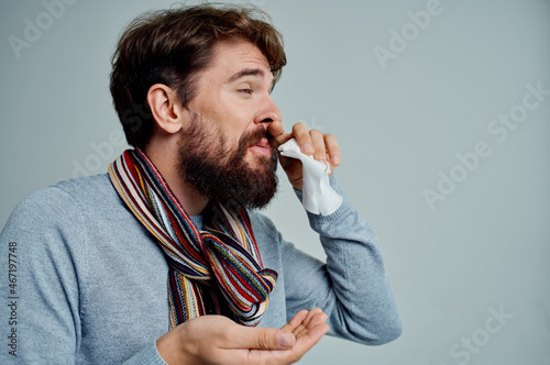 Schilderij op canvas cold man in a sweater with a handkerchief infection light background