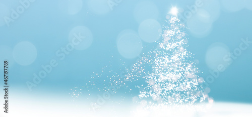 Lecuchtender Weihnachtsbaum vor unscharfem Hintergrund