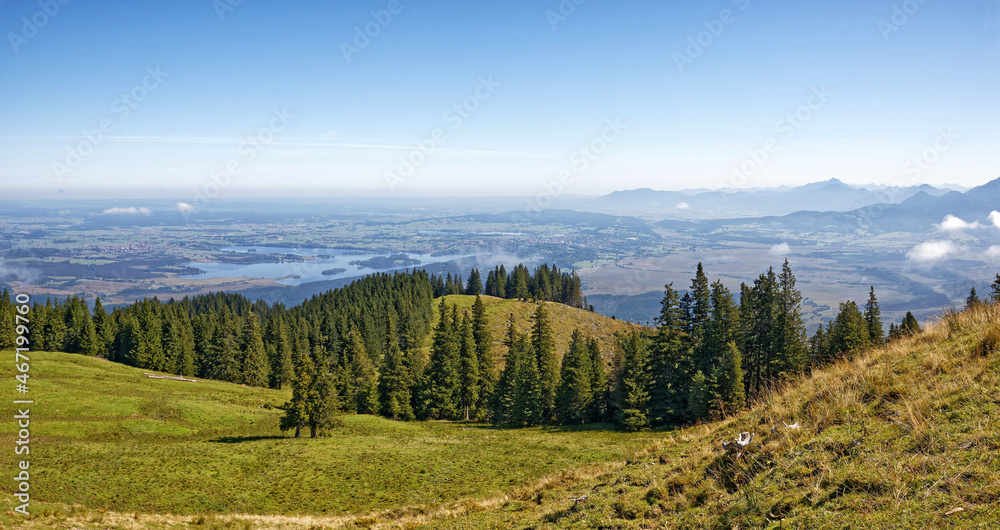 Blick vom Gipfel des Hinteren Hoernles auf den Staffelsee und das bayerische Alpenvorland, Bayern, Deutschland, Europa