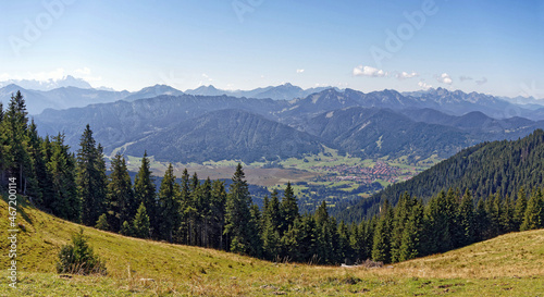 Blick vom Gipfel des Hinteren Hoernles auf Unterammergau und die Ammergauer Alpen, Bayern, Deutschland, Europa
