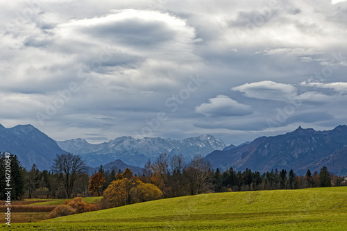 Das Murnauer Moos und die Gipfel der Wetterstein-Berge unter einem dramatischen Wolkenhimmel, Alpen, Bayern, Deutschland, Europa