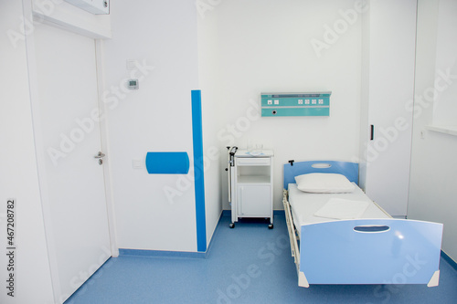 Empty modern hospital room with oxygen concentrator. Modern medical equipment in the intensive care unit © smirart
