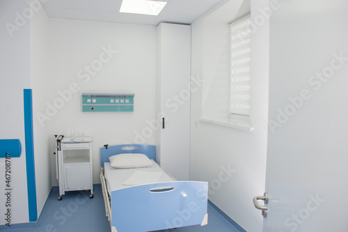 Empty modern hospital room with oxygen concentrator. Modern medical equipment in the intensive care unit © smirart