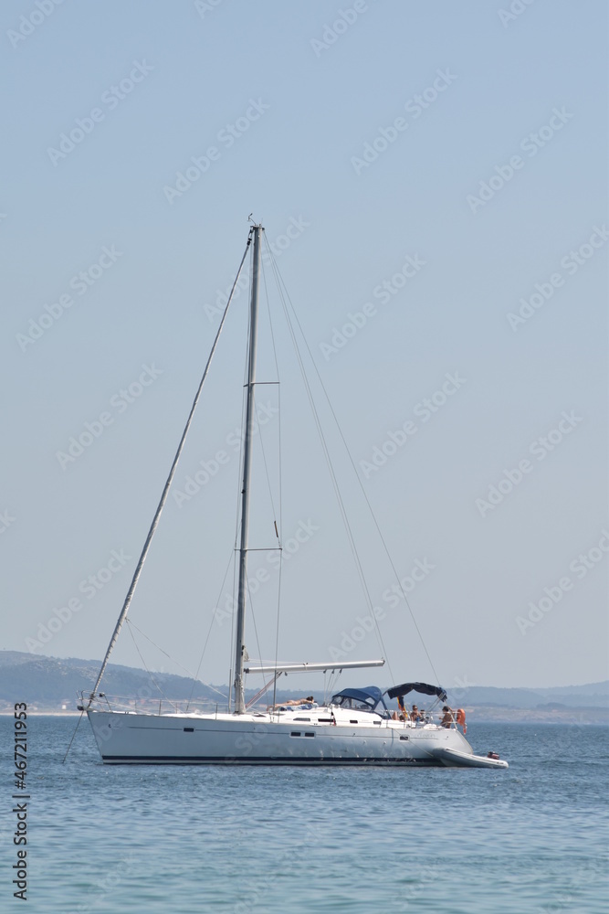 Barco navegando en el mar