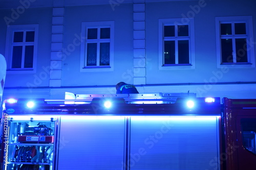 Bohaterowie w akcji, strażak na dachu wozu strażackiego photo