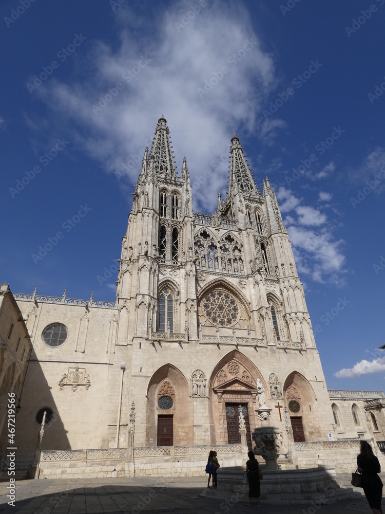 La Santa Iglesia Catedral Basílica Metropolitana de Santa María es un templo catedralicio de culto católico dedicado a la Virgen María, en la ciudad española de Burgos. La Santa Iglesia Catedral Basílica Metropolitana de Santa María es un templo catedralicio de culto católico dedicado a la Virgen María, en la ciudad española de Burgos.