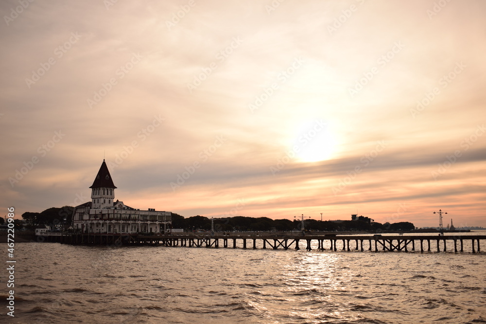 Club de pescadores durante el atardecer