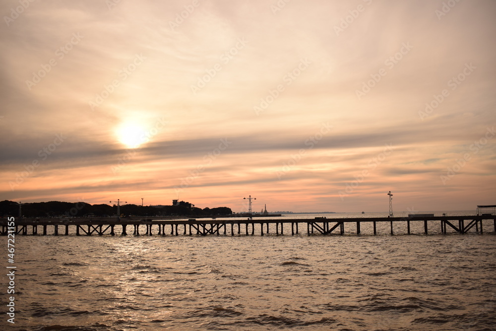 Naklejka premium Club de pescadores durante el atardecer