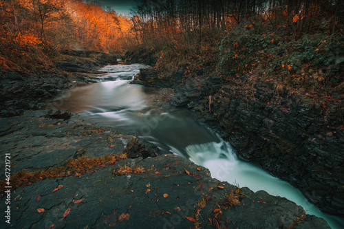 Krajobraz jesienny. Górski strumień wśród skał	