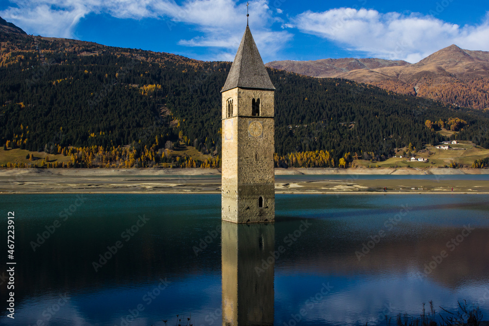 versunkener Kirchturm von Graun im Reschensee bei niedrig Wasser