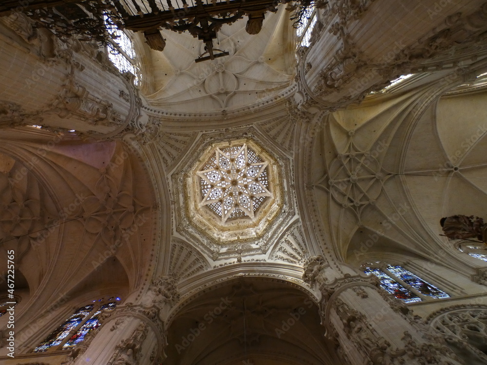 La Santa Iglesia Catedral Basílica Metropolitana de Santa María es un templo catedralicio de culto católico dedicado a la Virgen María, en la ciudad española de Burgos.