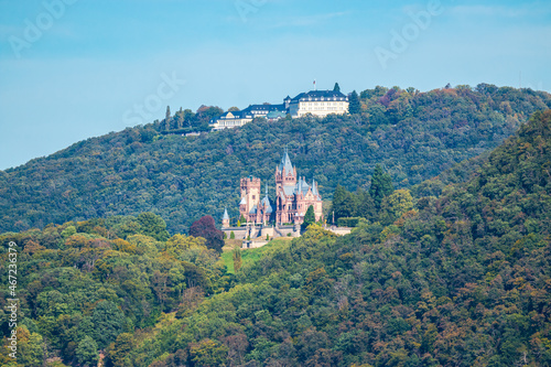 Blick vom Rolandsbogen bei Remagen ins Siebengebirge zur Drachenburg und Petersberg