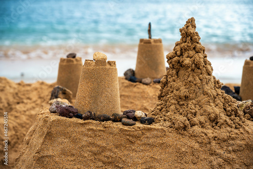 Schöne Sandburg am Strand im Urlaub am Meer