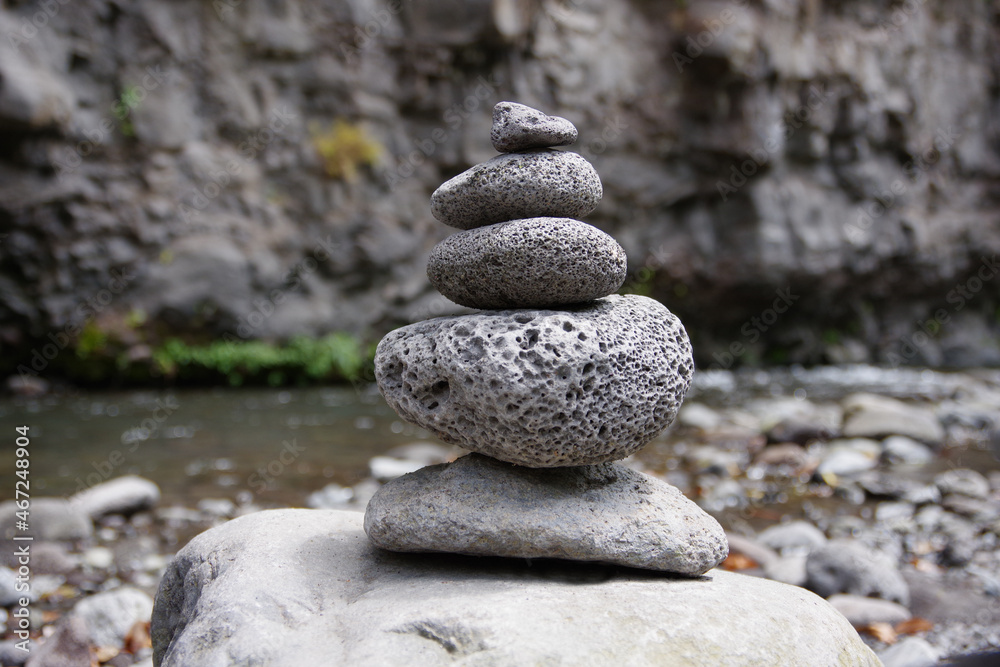 Tas de cailloux au bord d'une rivière Tas de cailloux au bord d'une rivière