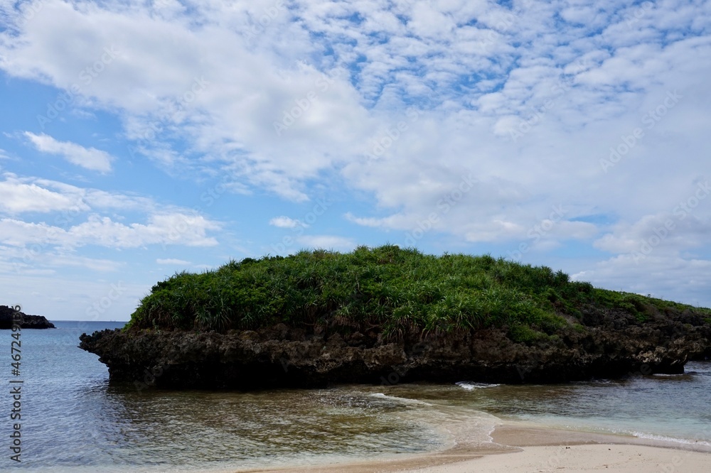 Obraz premium 沖縄県宮古島 青空 砂浜 小島 波打ち際