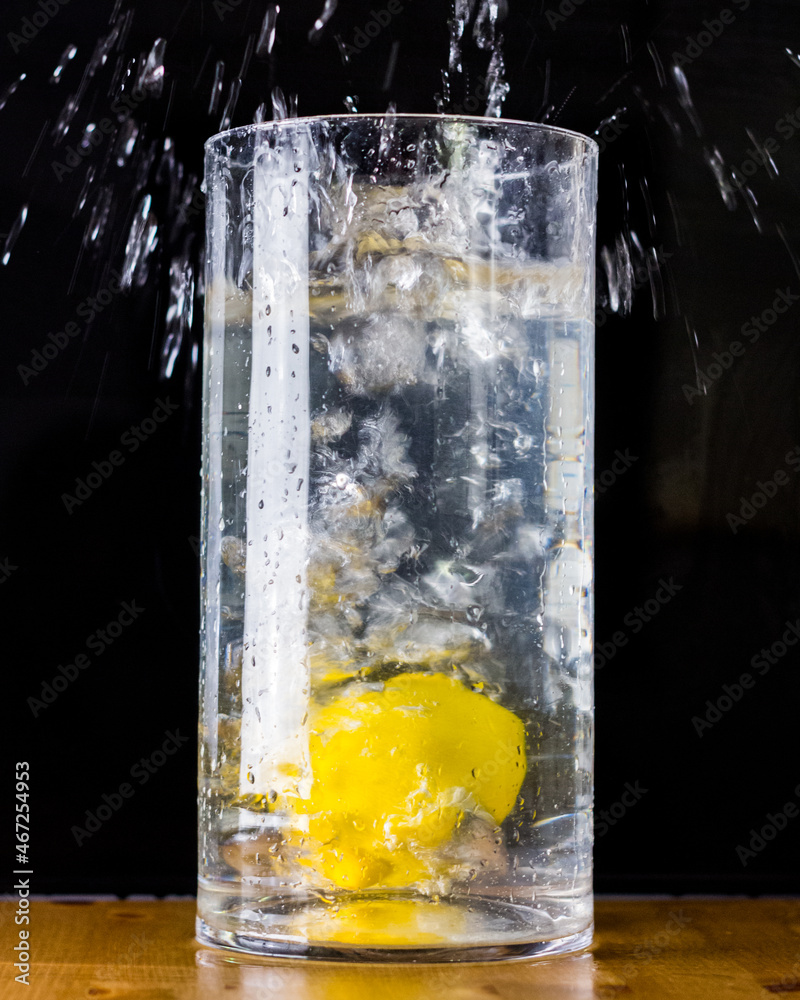 lemon splash water - obrazy, fototapety, plakaty 