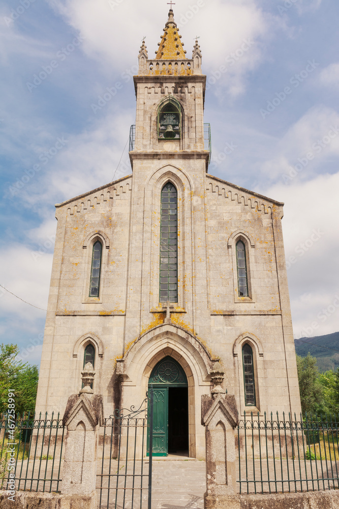 Fototapeta premium Iglesia neogótica de Santiago, Mondoñedo, Lugo, Galicia.