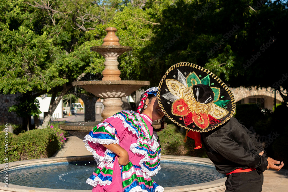 PAREJA TRADICIONAL MEXICANA BESO