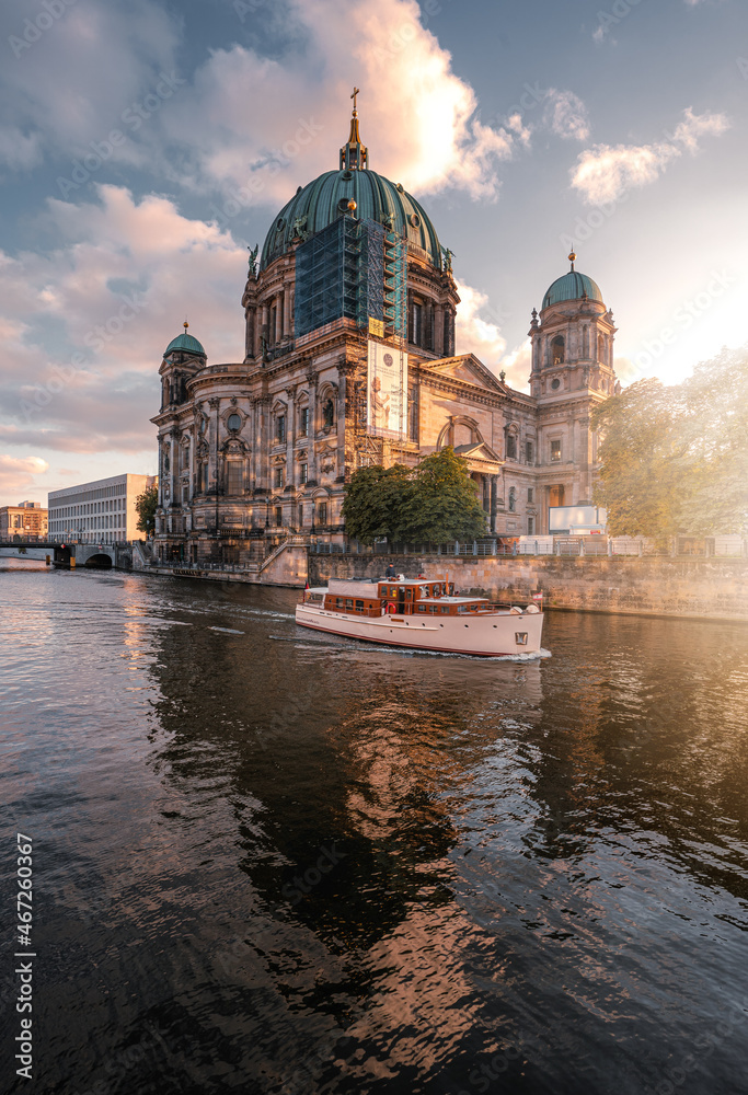 Fototapeta premium Berliner Dom beim Sonnenuntergang