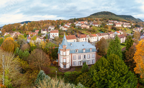 Schlösser sind nach Krisenzeiten häufig zerstört, als Ruine bleibt die schöne Architektur erhalten.	 photo