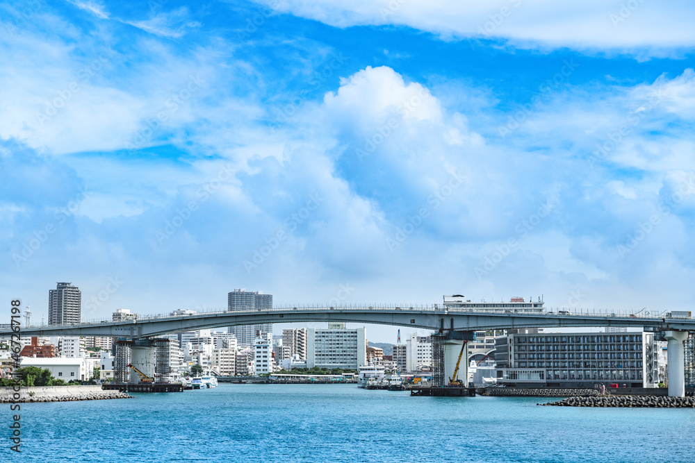 Fototapeta premium 洋上からの沖縄泊大橋と泊港風景