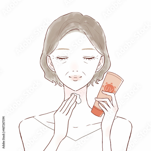 日焼け止めを首に塗る中年女性