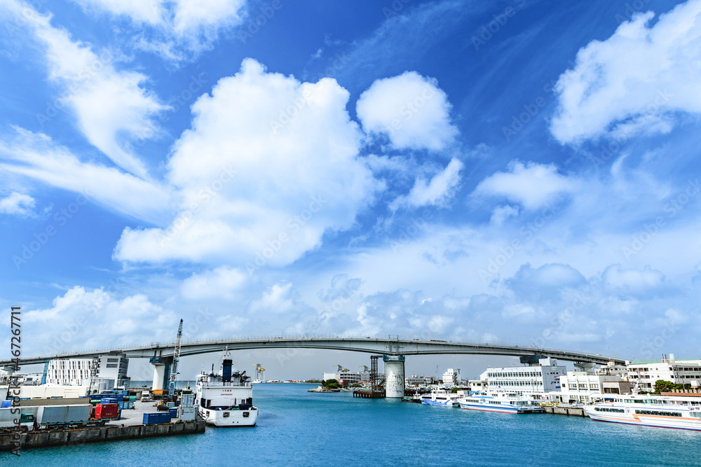 日本　沖縄泊大橋と泊港風景