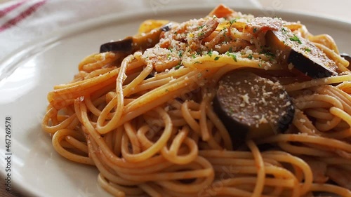 茄子とベーコンのトマトソースパスタ