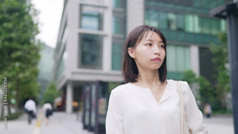 街を歩く女性 街を歩く女性