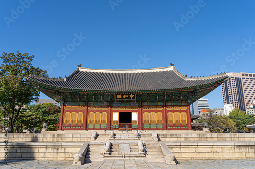 traditional korean architecture in the park © 건우 유