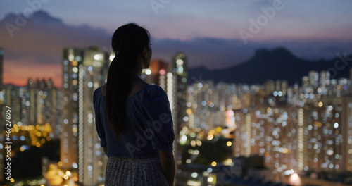 Canvas Print Woman look at the city in Hong Kong at night