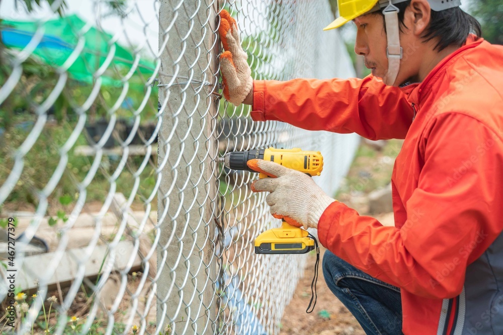 Chain link wire fences enclose border area Wire fence, Metal net, Wire