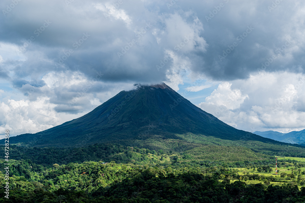 Fototapeta premium Discover Arenal: Costa Rica's majestic volcano, a symbol of raw power and natural beauty in the heart of lush landscapes.