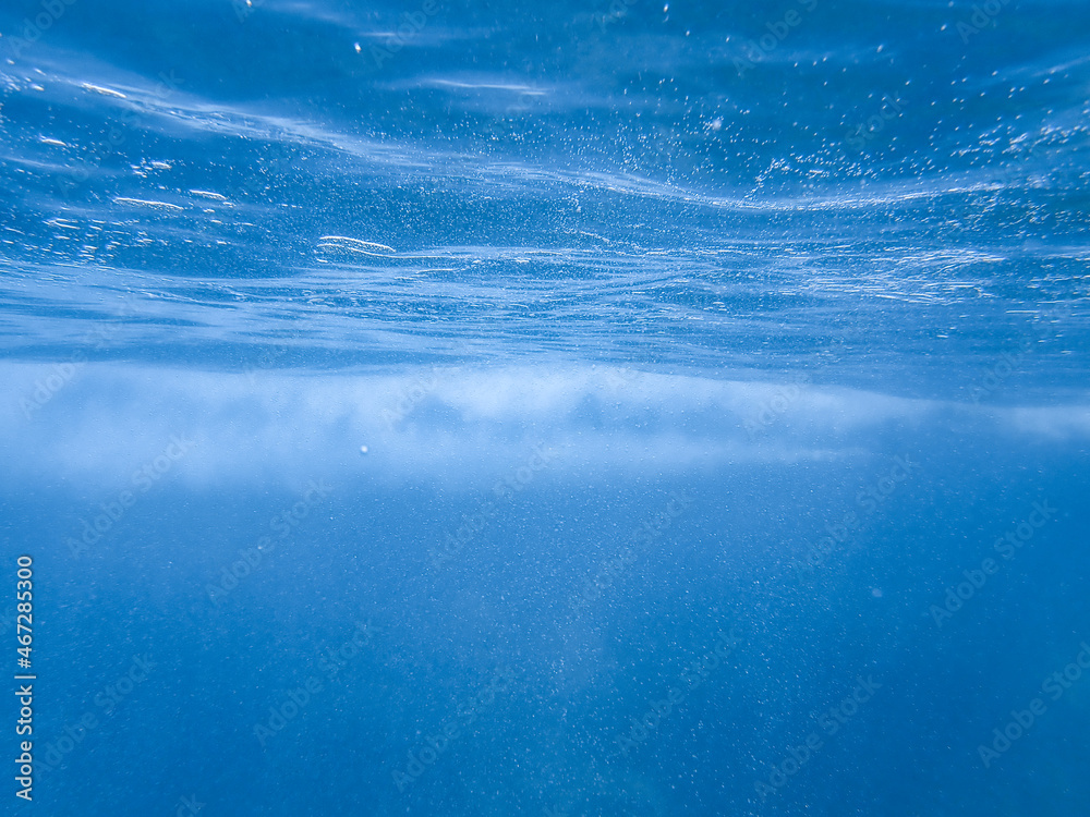 Obraz premium Underwater sea bubbles, bubble wave under the ocean, blue sea water bubble, real picture suitable for background.