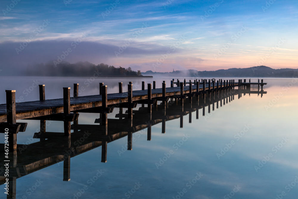 Morgendämmerung am Wörthsee in Bayern