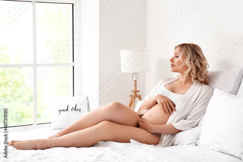 Young pregnant woman relaxi...