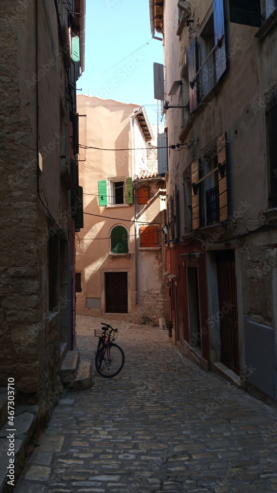 narrow italian street