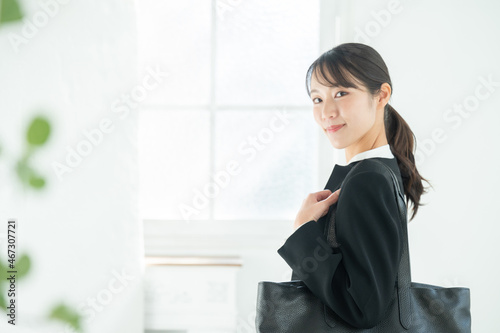 使いやすい前ボケが美しい営業の女性スタッフや新卒ポートレート コピースペースあり	
 photo