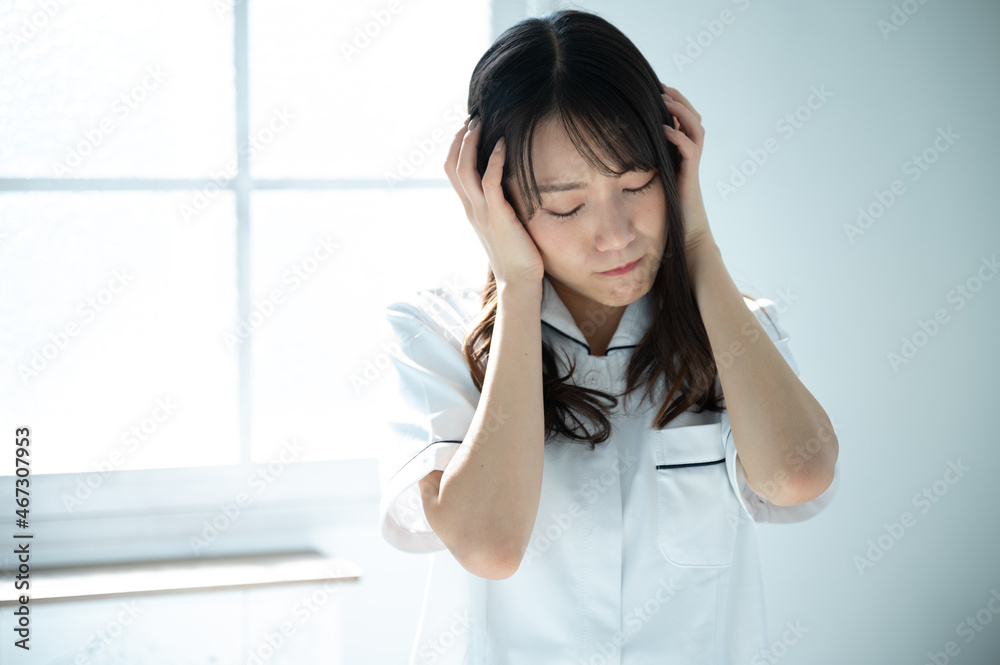 仕事の人間関係に疲れて転職したい看護師、介護士のイメージ 仕事の人間関係に疲れて転職したい看護師、介護士のイメージ