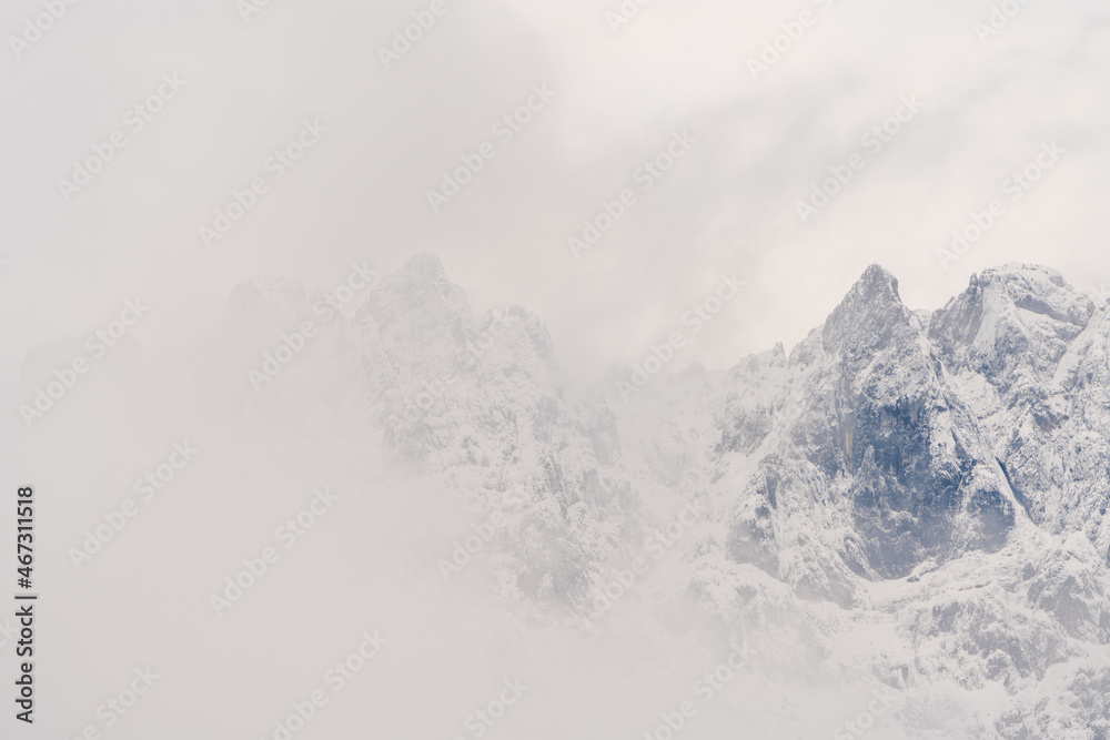 Wilder Kaiser in Tirol Österreich mit ersten Schnee im Jahr umhüllt von Wolken und Nebelschwaden. Wilder Kaiser in Tirol Österreich mit ersten Schnee im Jahr umhüllt von Wolken und Nebelschwaden.
