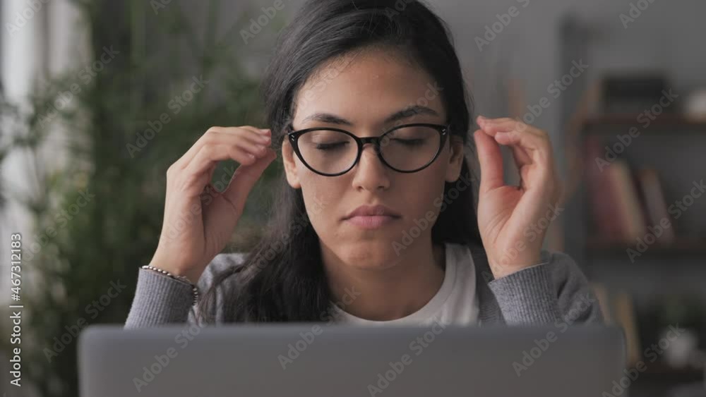 Vidéo Stock Front view of young tired woman in front of computer screen