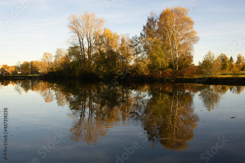 Fototapeta Naklejka Na Ścianę i Meble -  autumn mood with brightly colored leaves that are reflected in a lake