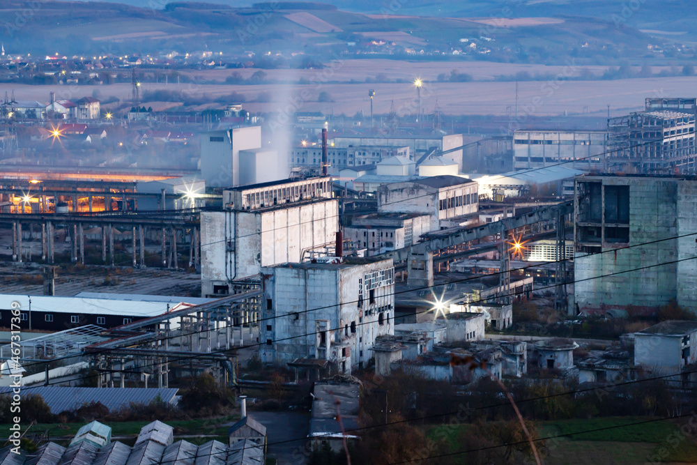 Obraz premium Air pollution from power plant chimneys.