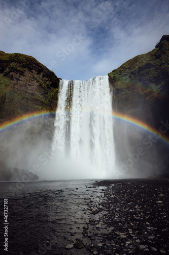 Cascada con arco iris de Sk  gafoss en Islandia