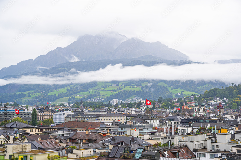 Bewölkte, neblige Stadt Luzern mit Pilatus-Berg, Luzern, Schweiz